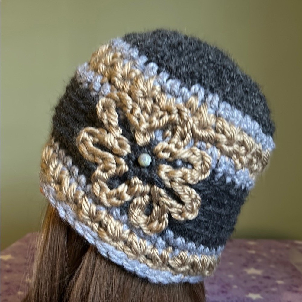 Chic Crochet Beanie in silver and gold medium new